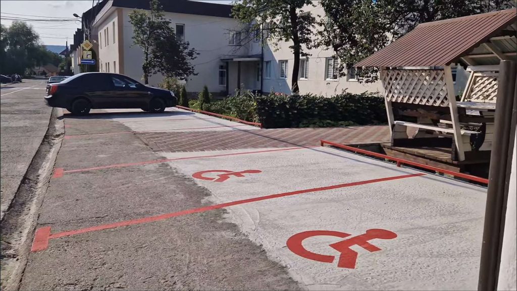 Облаштовану нову автостоянку