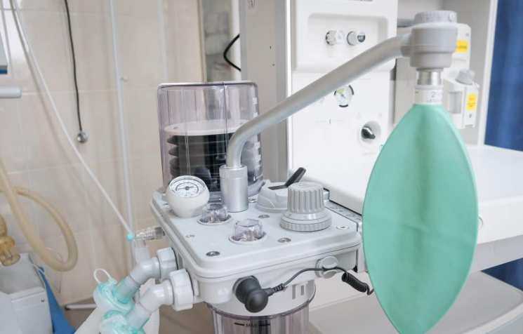 Українські лікарні отримали 161 наркозно-дихальний апарат, який використовують під час проведення складних операцій